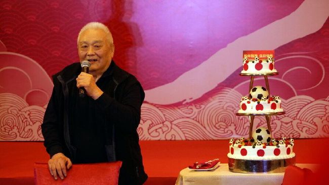 他想冲出围墙，冲出高大的宫门，但门在他面前牢牢地关闭了。
